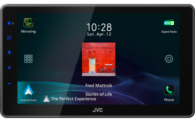JVC-Touchscreen mit JVC-Logo unten, oben Zeit '10:28' und Datum 'Sat. Apr. 12', zentrales Albumcover mit roter Wand und Fahrrad, darunter die Texte 'Fred Mattrob', 'Stories of Life', 'The Perfect Experience' sowie Symbole für Mirroring, Digital Radio
