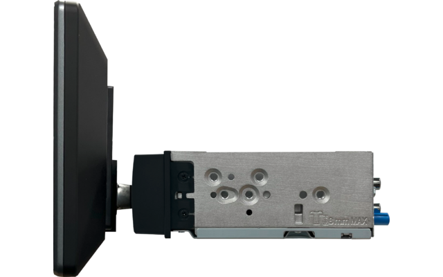 Links ein schwarzes flaches rechteckiges Panel, rechts ein silbernes rechteckiges Metallteil mit mehreren runden Bohrungen, Schrauben und einem blauen Kabel am rechten Rand