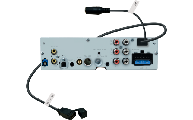 Graue Metallplatte mit mehreren Anschlüssen: rote und weiße Cinch-Buchsen, runde Koax-/Antennenanschlüsse, schwarzer Mehrfachstecker mit blauem Sicherungshalter, verschiedene kleine Buchsen sowie zwei schwarze Kabel mit weißen Etiketten und Steckern