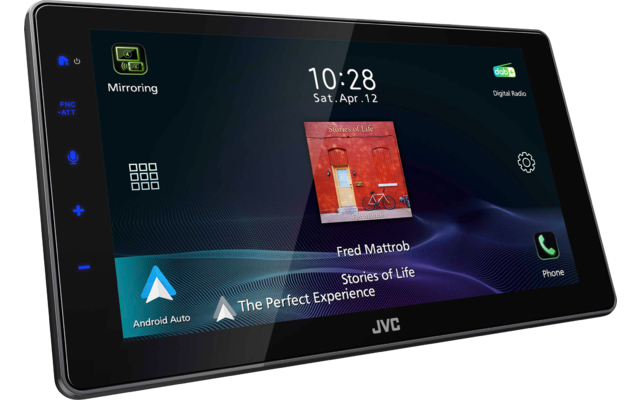 Schwarzes JVC-Autoradio mit Touchscreen, Anzeige zeigt Uhrzeit 10:28 und Datum Sat, Apr. 12, quadratisches Albumcover mittig, Textzeilen darunter, Android Auto- und Telefon-Symbole, blau-schwarzer Hintergrund