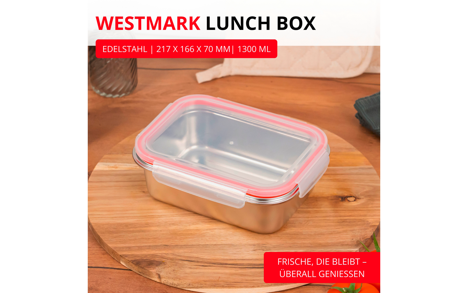 Récipient rectangulaire en acier inoxydable avec couvercle transparent, joint d'étanchéité rouge et clips blancs sur une planche ronde en bois sur une table en bois; en arrière-plan un bocal en verre, un tissu beige, un tissu vert et des bandeaux publicitaires rouges avec texte blanc