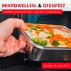 Main glissant un récipient métallique contenant des légumes vapeur (brocoli, chou-fleur, carotte) dans l'intérieur d'un four ou d'un micro-ondes; bandeau rouge en haut indiquant 'MIKROWELLEN- & OFENFEST' avec les températures