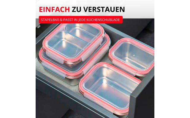 Boîtes en plastique rectangulaires transparentes avec bords rouges, empilées dans un tiroir gris ouvert; bannière rouge avec texte blanc en haut à gauche