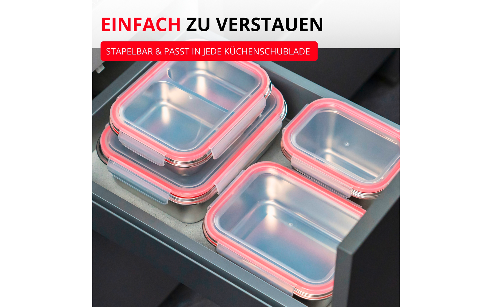 Boîtes en plastique rectangulaires transparentes avec bords rouges, empilées dans un tiroir gris ouvert; bannière rouge avec texte blanc en haut à gauche