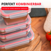 Contenants rectangulaires transparents en plastique empilés avec joints rouges sur une surface en bois, deux tomates et un manique à droite ; texte visible : 'PERFEKT KOMBINIERBAR' et 'ENTDECKE VERSCHIEDENE GRÖSSEN'