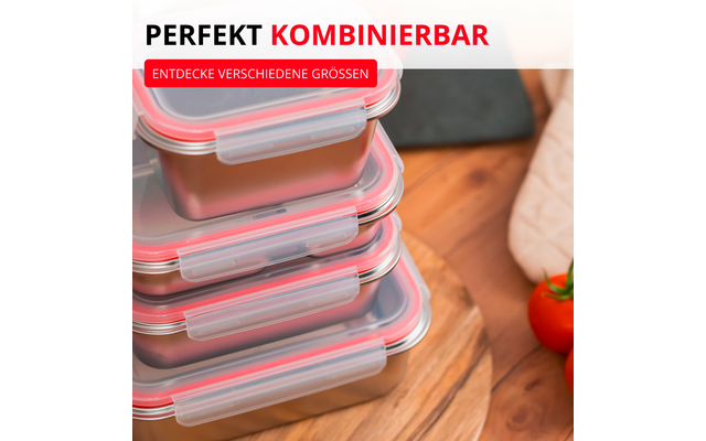 Contenants rectangulaires transparents en plastique empilés avec joints rouges sur une surface en bois, deux tomates et un manique à droite ; texte visible : 'PERFEKT KOMBINIERBAR' et 'ENTDECKE VERSCHIEDENE GRÖSSEN'