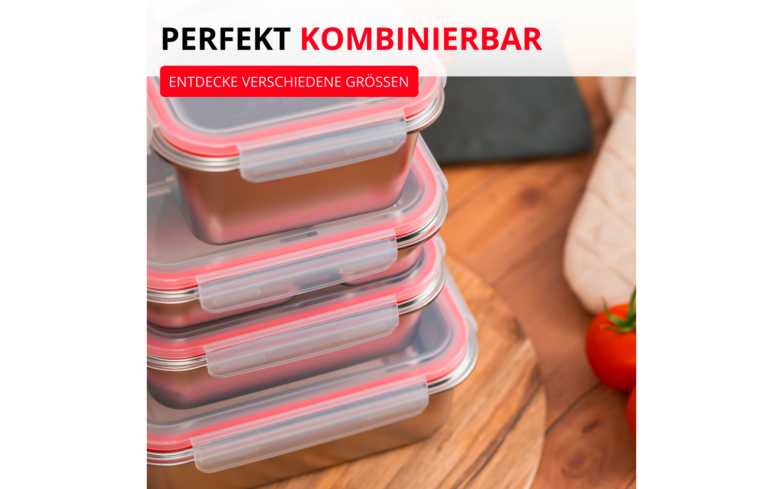 Contenants rectangulaires transparents en plastique empilés avec joints rouges sur une surface en bois, deux tomates et un manique à droite ; texte visible : 'PERFEKT KOMBINIERBAR' et 'ENTDECKE VERSCHIEDENE GRÖSSEN'