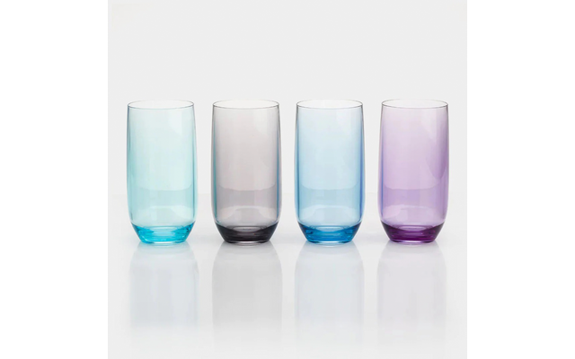 Quatre verres hauts côte à côte sur fond blanc, couleurs de gauche à droite : bleu clair, gris, bleu clair, violet ; reflets en dessous