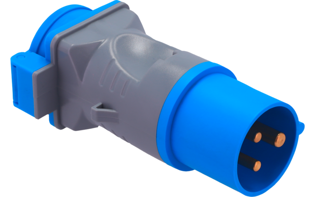 Grau-blauer Industrie-Stecker mit drei runden Kontaktstiften, schräg auf weißem Hintergrund