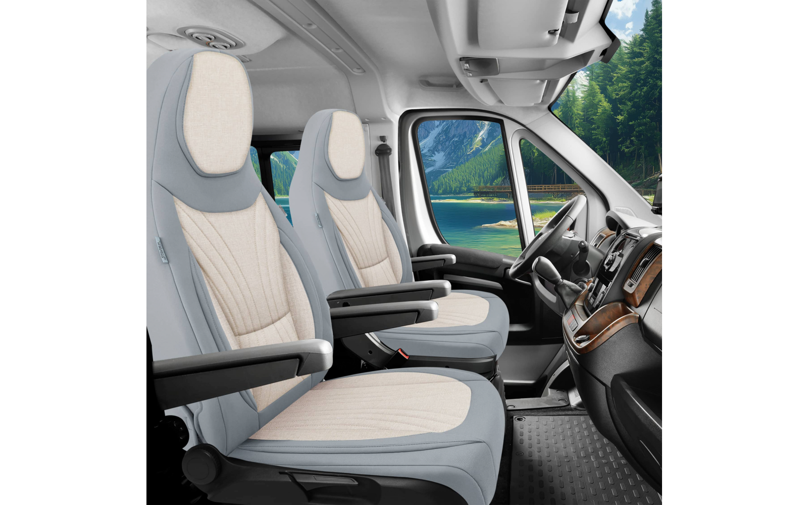 Innenraum eines Fahrzeugs mit zwei beigen Stoff­sitzen mit Armlehnen, Armaturenbrett, Lenkrad und seitlichem Fenster mit See, Wald und Bergen