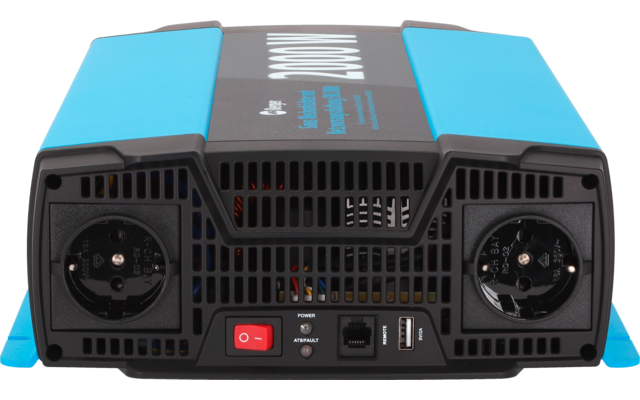 Frontansicht eines blauen Geräts mit schwarzem Bedienfeld, zwei runden Steckdosen, Lüftungsgittern, rotem Schalter und USB-Anschlüssen