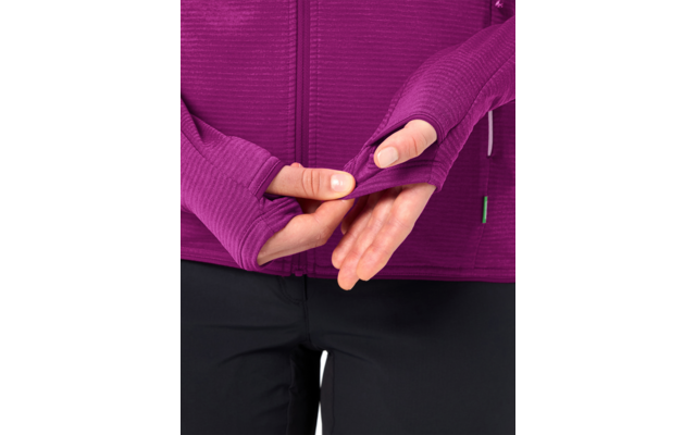 Hände halten den Ärmel einer violetten Jacke mit Daumenlöchern; schwarze Hose sichtbar