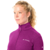 Person mit blondem, lockigem Zopf, Seitenansicht, violette Vaude-Zippjacke vor weißem Hintergrund