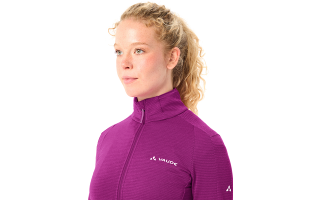Person mit blondem, lockigem Zopf, Seitenansicht, violette Vaude-Zippjacke vor weißem Hintergrund