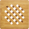 Quadratische hellbraune Bambusplatte mit abgerundeten Ecken und diagonalen, länglichen Aussparungen