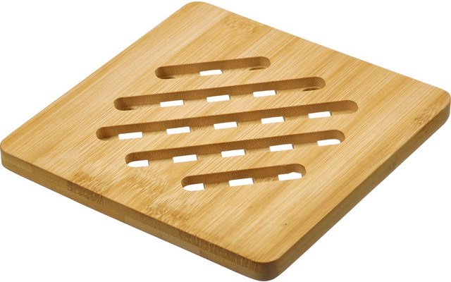 Quadratische hellbraune Bambusplatte mit diagonalen rechteckigen Schlitzen und abgerundeten Ecken auf weißem Hintergrund