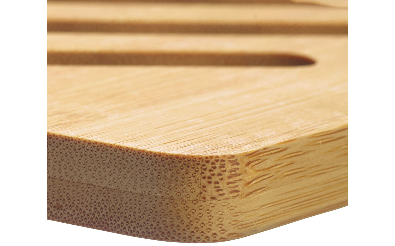Nahaufnahme einer hellen Bambus-Schneidebrettecke mit abgerundeter Kante, sichtbarer Schnittkante und parallelen Längsrillen auf der Oberfläche