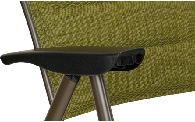 Close-up van een groene stoffen rugleuning, een bruin-grijs metalen frame en een zwarte kunststof armleuning