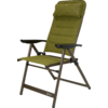Chaise pliante rembourrée verte avec coussin appuie-tête, accoudoirs noirs, structure métallique brune et petite tablette ronde à gauche