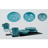 Différents assiettes, bols et tasses turquoise sur fond blanc