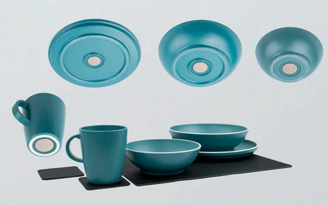 Différents assiettes, bols et tasses turquoise sur fond blanc