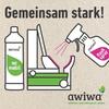 Grafik mit dem Schriftzug 'Gemeinsam stark!', links eine Flasche mit Aufschrift 'awiwa wc mobil', in der Mitte ein offenes WC, rechts eine Sprühflasche mit Beschriftung 'flush spray', die rosa Tropfen aufs WC sprüht, unten das 'awiwa' Logo und der Sl
