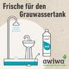 Grafik mit deutscher Überschrift "Frische für den Grauwassertank", einfache Zeichnung einer Dusche, eines Waschbeckens, eines rechteckigen Tanks, rechts eine Flasche mit Etikett "awiwa fresh" und unten rechts das Logo "awiwa"