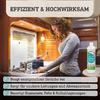 Frau rührt mit Kochlöffel in einem Topf auf einem Herd in einer Holz-Küchenzeile; oben Schriftzug 'EFFIZIENT & HOCHWIRKSAM'; rechts auf der Arbeitsfläche weiße Flasche mit grünem Etikett; unten drei Textzeilen mit Häkchen und deutschem Text