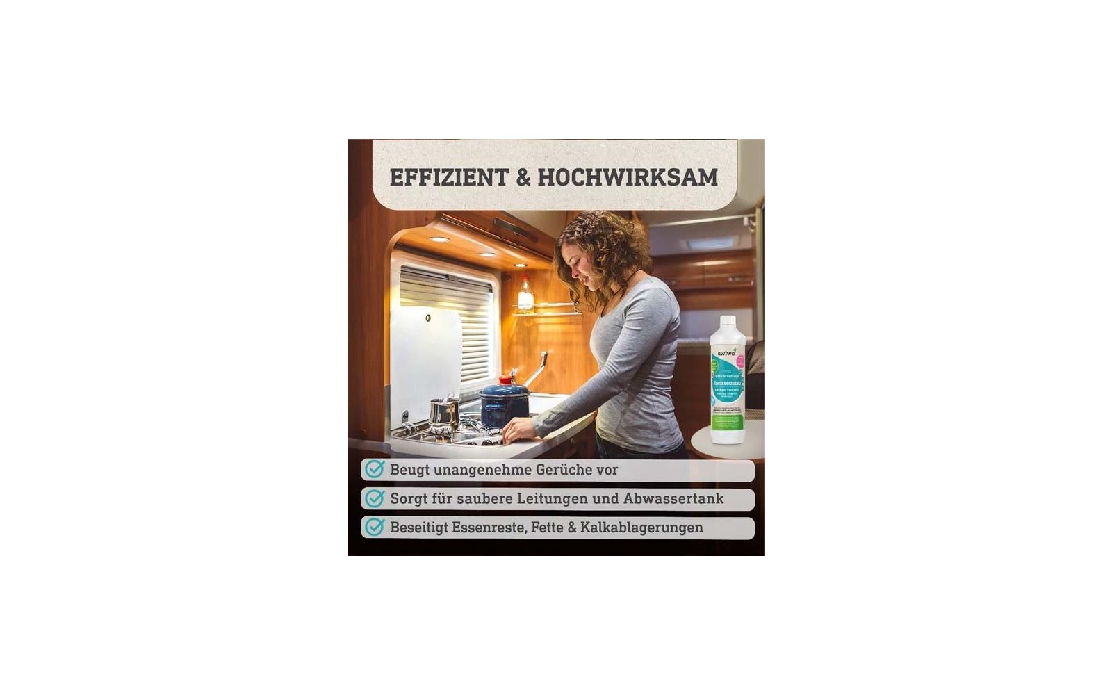 Frau rührt mit Kochlöffel in einem Topf auf einem Herd in einer Holz-Küchenzeile; oben Schriftzug 'EFFIZIENT & HOCHWIRKSAM'; rechts auf der Arbeitsfläche weiße Flasche mit grünem Etikett; unten drei Textzeilen mit Häkchen und deutschem Text