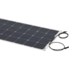 Schwarzes Solarmodul mit Kabeln auf weißem Hintergrund