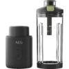 À gauche : unité cylindrique noire avec logo AEG et deux boutons ; à droite : récipient transparent en plastique avec graduations et couvercle noir à loquet vert