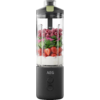 Mixeur portable avec base noire et récipient transparent ; à l'intérieur une couche blanche, fraises entières et coupées, framboises et feuilles vertes ; couvercle avec bouchon vert ; logo "AEG" sur la base