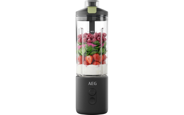 Mixeur portable avec base noire et récipient transparent ; à l'intérieur une couche blanche, fraises entières et coupées, framboises et feuilles vertes ; couvercle avec bouchon vert ; logo "AEG" sur la base