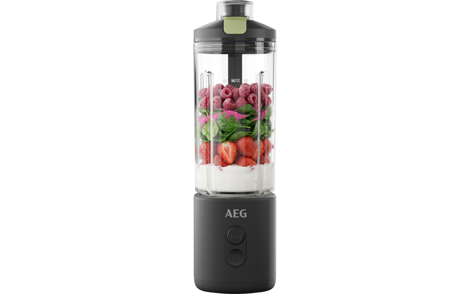 Mixeur portable avec base noire et récipient transparent ; à l'intérieur une couche blanche, fraises entières et coupées, framboises et feuilles vertes ; couvercle avec bouchon vert ; logo "AEG" sur la base
