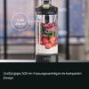 Bol mélangeur transparent sur une base noire avec logo AEG, rempli de fraises, liquide blanc et feuilles de menthe ; cercle blanc avec texte 'MAX 500 ml' en haut à gauche ; bande noire en bas avec le texte 'Großzügiges 500-ml-Fassungsvermögen im kompakten Design'