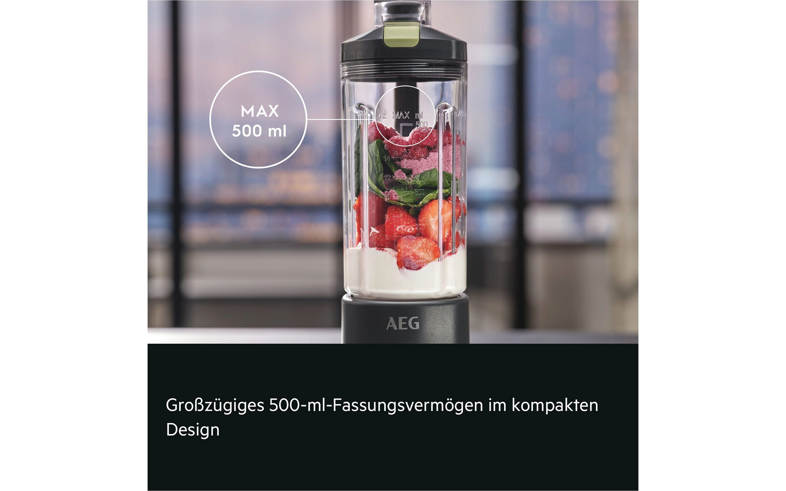 Bol mélangeur transparent sur une base noire avec logo AEG, rempli de fraises, liquide blanc et feuilles de menthe ; cercle blanc avec texte 'MAX 500 ml' en haut à gauche ; bande noire en bas avec le texte 'Großzügiges 500-ml-Fassungsvermögen im kompakten Design'