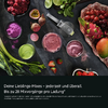 Vue plongeante : verres avec liquides roses et verts, bols de framboises et poudre rose, fruits de la passion coupés en deux, citron vert, fruit du dragon, raisins, fraises et feuilles vertes ; bande noire en bas avec texte blanc