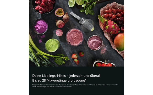 Vue plongeante : verres avec liquides roses et verts, bols de framboises et poudre rose, fruits de la passion coupés en deux, citron vert, fruit du dragon, raisins, fraises et feuilles vertes ; bande noire en bas avec texte blanc