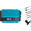 Blauer Wechselrichter mit der Aufschrift '40 A' und mehreren Kabeln mit Steckverbindungen