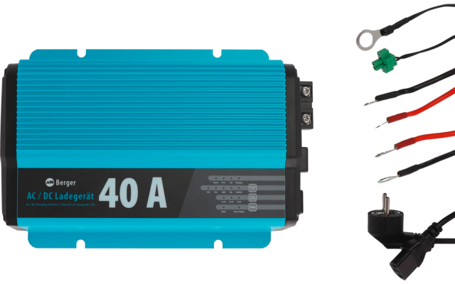 Blauer Wechselrichter mit der Aufschrift '40 A' und mehreren Kabeln mit Steckverbindungen