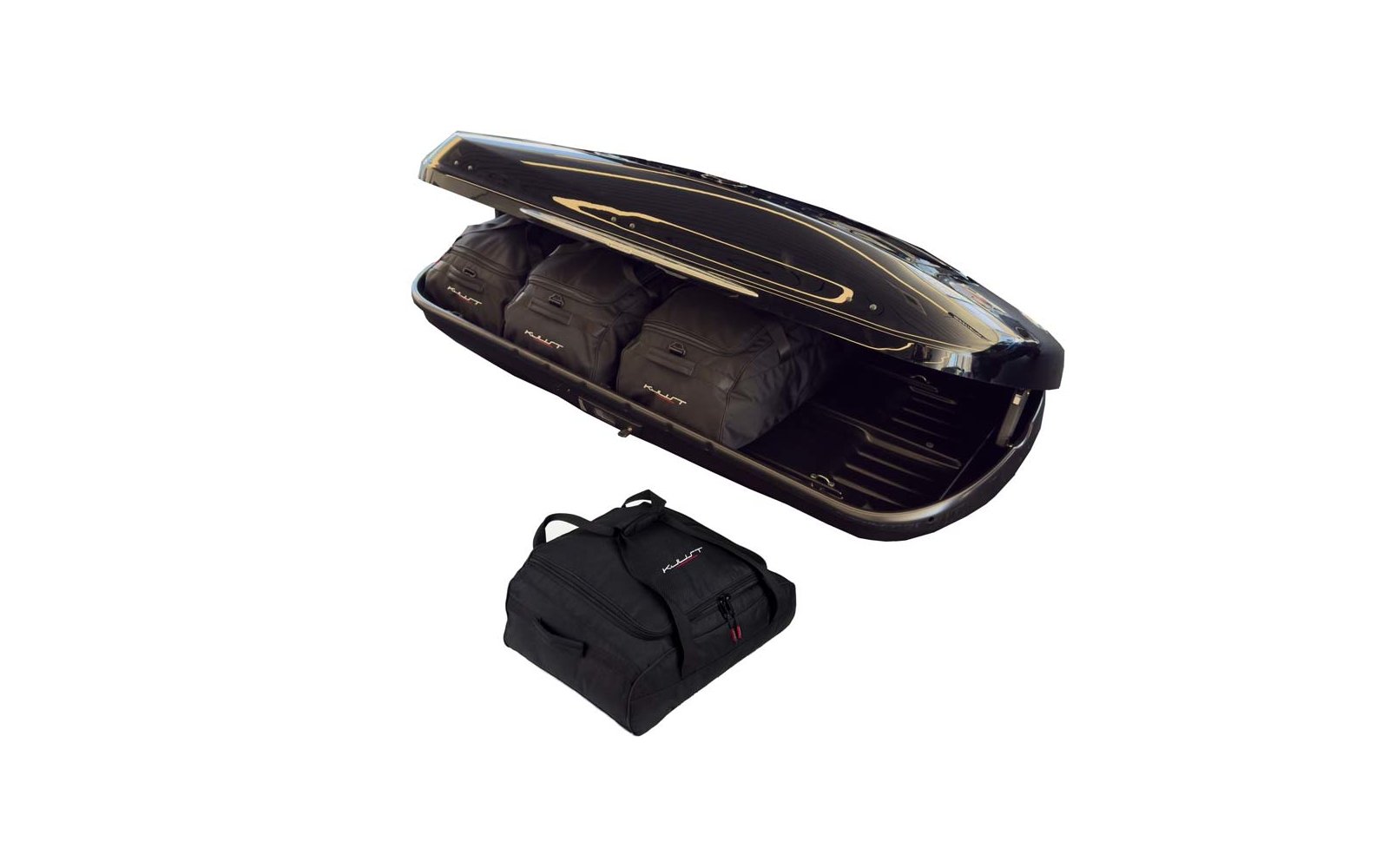 Offener glänzender schwarzer Dachkoffer mit drei schwarzen Reisetaschen im Inneren und einer schwarzen Tasche daneben auf weißem Hintergrund