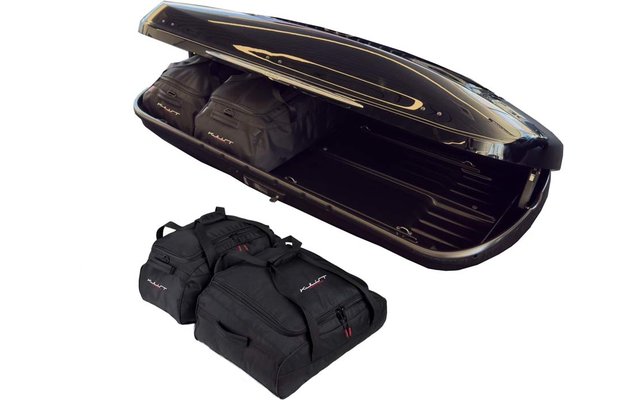 Offener schwarzer glänzender Dachkoffer mit vier schwarzen Reisetaschen, zwei im Inneren und zwei davor