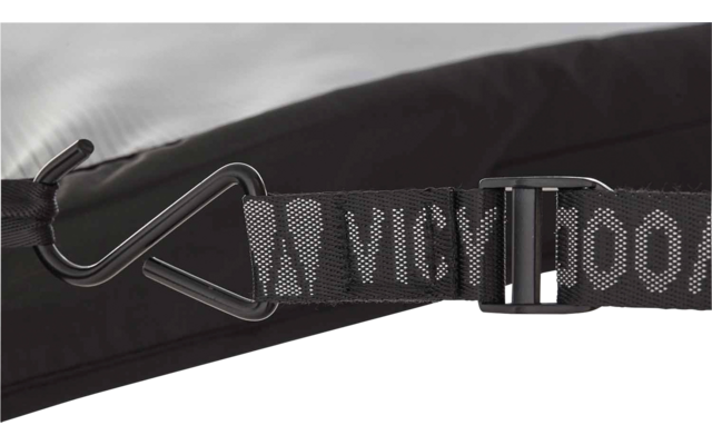 Schwarzer Gurt mit gewebtem Schriftzug und Metallkarabiner auf schwarzem Stoff