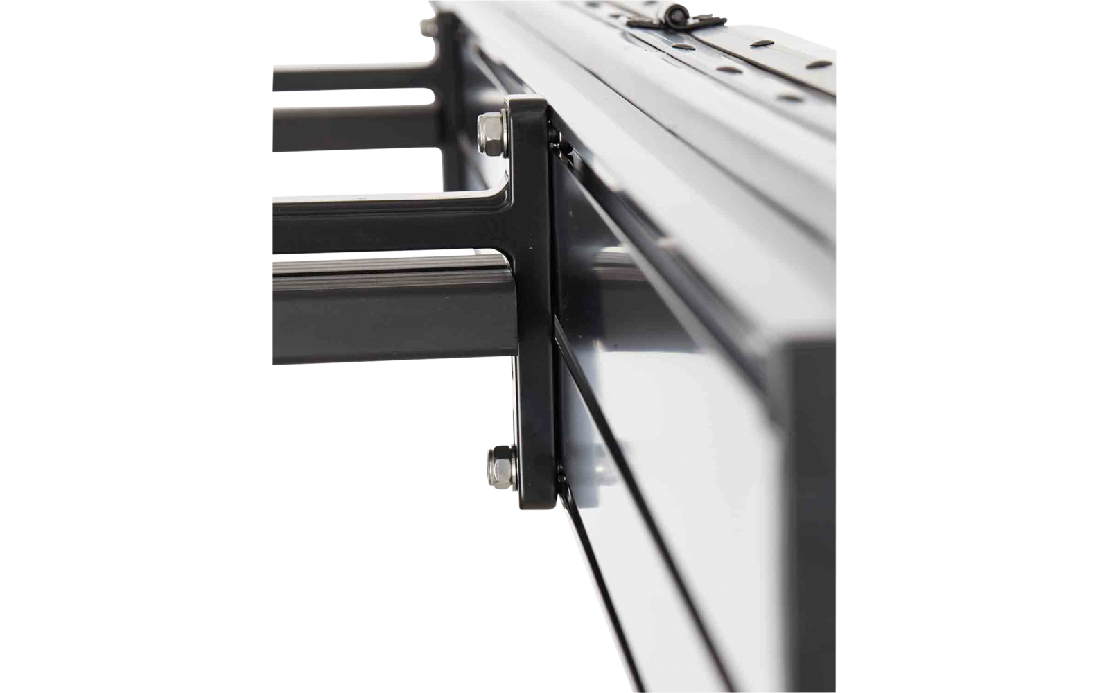 Nahaufnahme eines schwarzen Metallträgers mit Schrauben und Schienen, Spiegelung auf einer Glasfläche