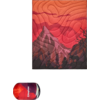 Rote Landschaft mit Bergen und einem Baum im Vordergrund