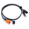 Ein schwarzes Kabel mit einem orangefarbenen Stecker an einem Ende und zwei schwarzen Steckern am anderen Ende