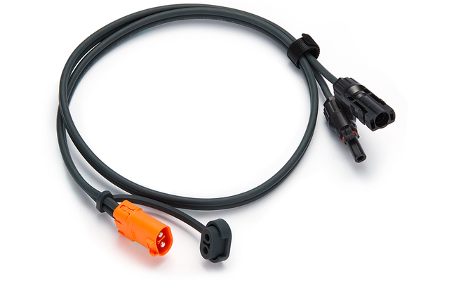 Ein schwarzes Kabel mit einem orangefarbenen Stecker an einem Ende und zwei schwarzen Steckern am anderen Ende