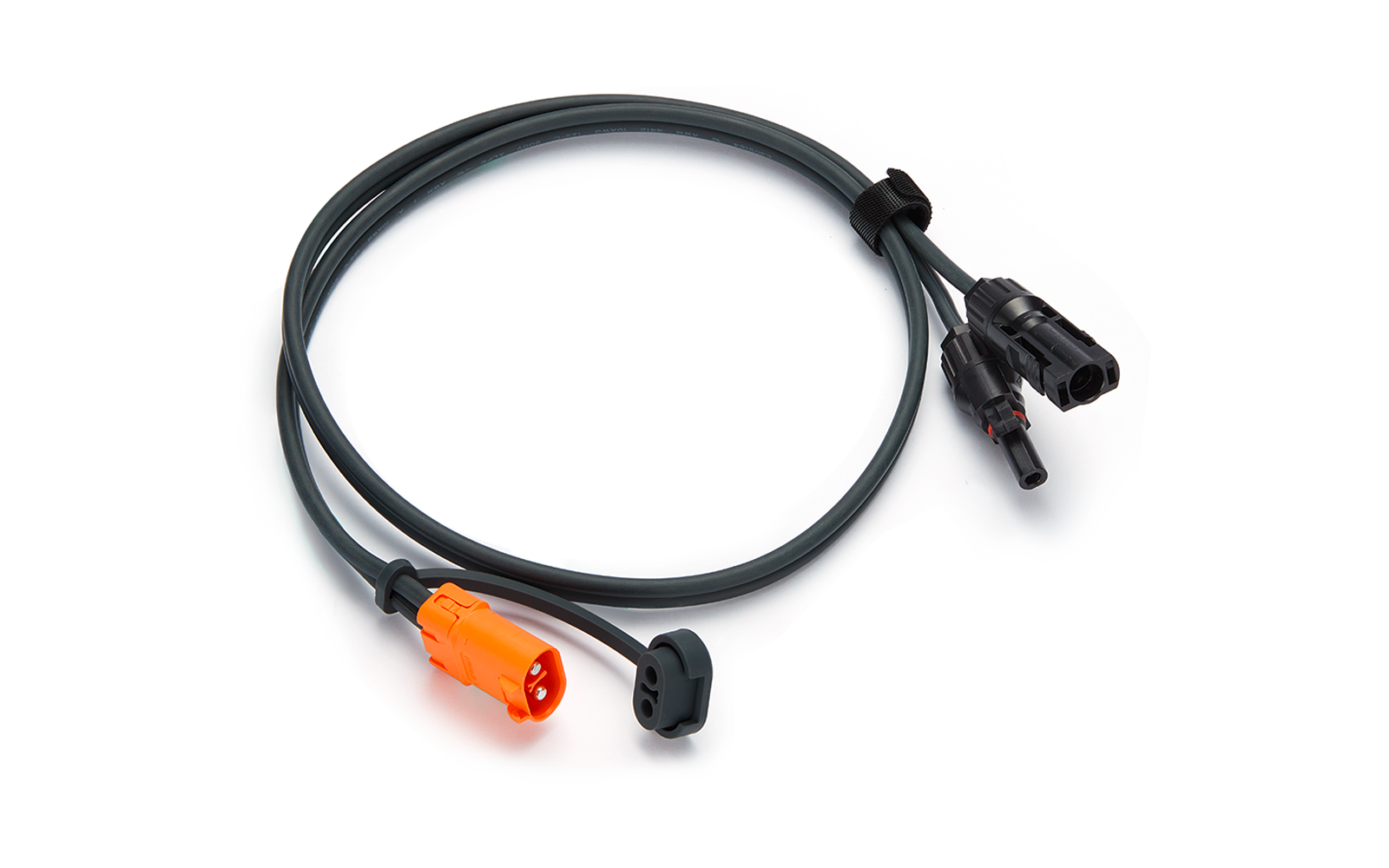 Ein schwarzes Kabel mit einem orangefarbenen Stecker an einem Ende und zwei schwarzen Steckern am anderen Ende