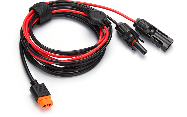 Schwarz-rote Kabel mit Steckern auf weißem Hintergrund
