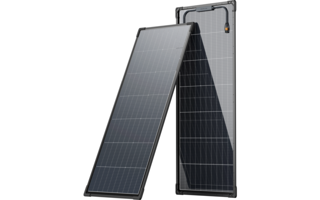 Zwei hintereinander stehende Solarpanels, eines leicht vor dem anderen